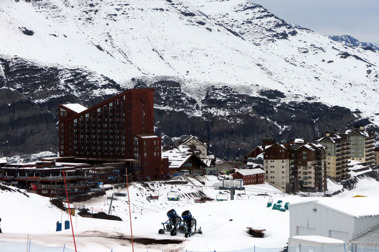Hotel dentro do complexo de esqui do Valle Nevado (Foto: Tati Sisti)