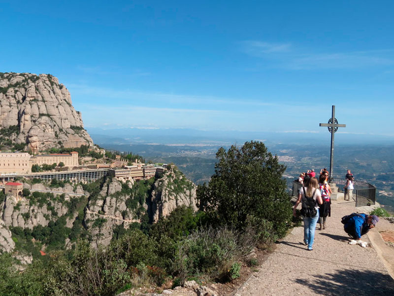 Montserrat é um maciço rochoso que fica cerca de 50 quilômetros de Barcelona, bem no centro da Catalunha (Foto: Tati Sisti)