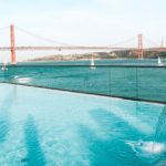 Vista da piscina do SUD Lisboa para a Ponte 25 de Abril (Foto: Trip To Follow)