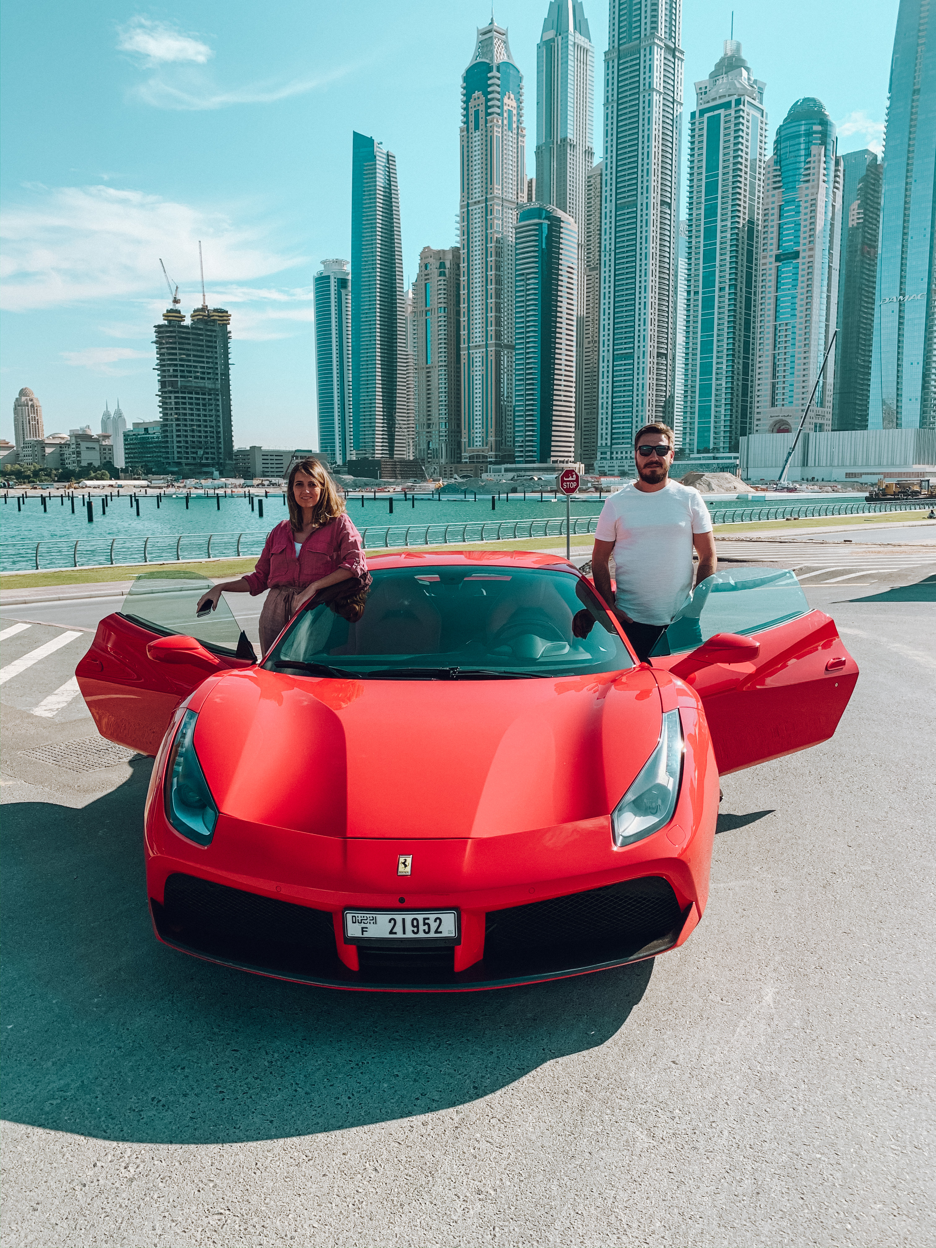 Ferrari alugada em Dubai (Foto: Trip To Follow)