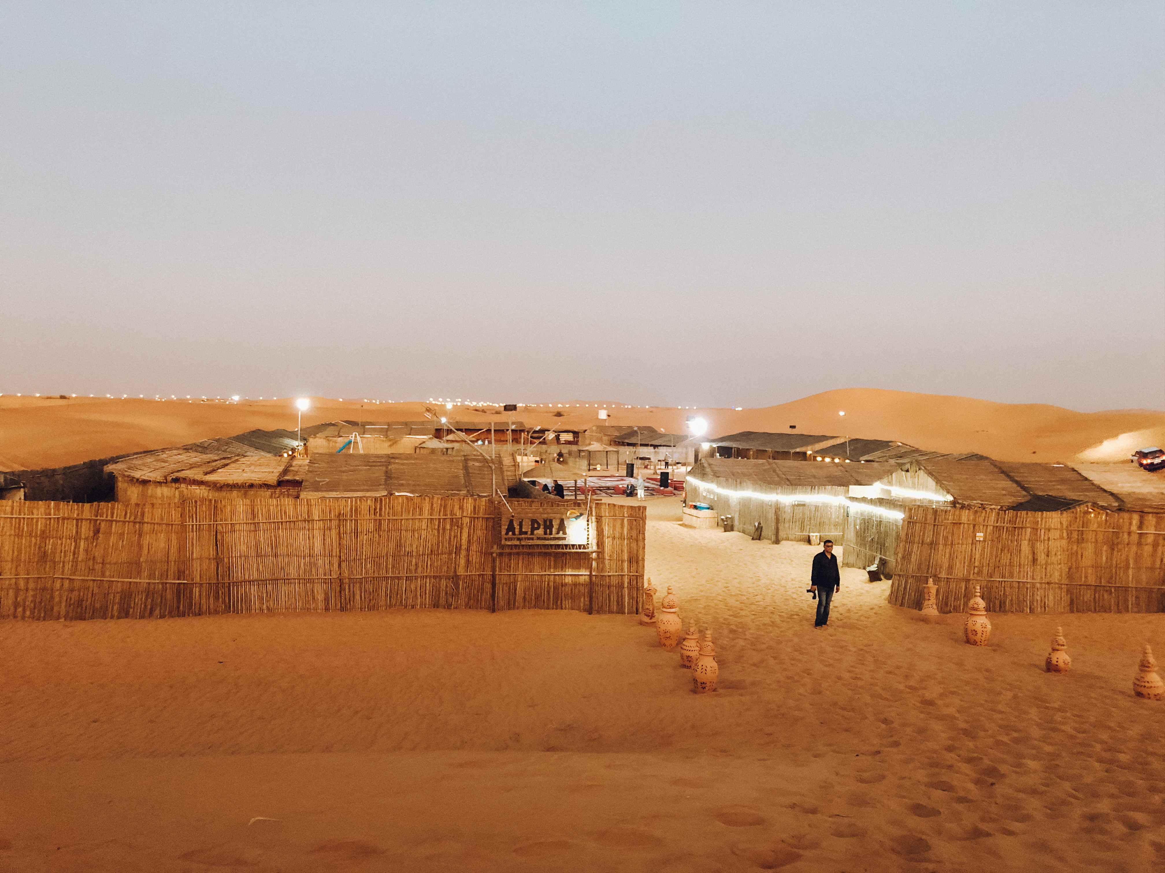 Tenda montada para o jantar no deserto de Dubai (Foto: Trip To Follow)