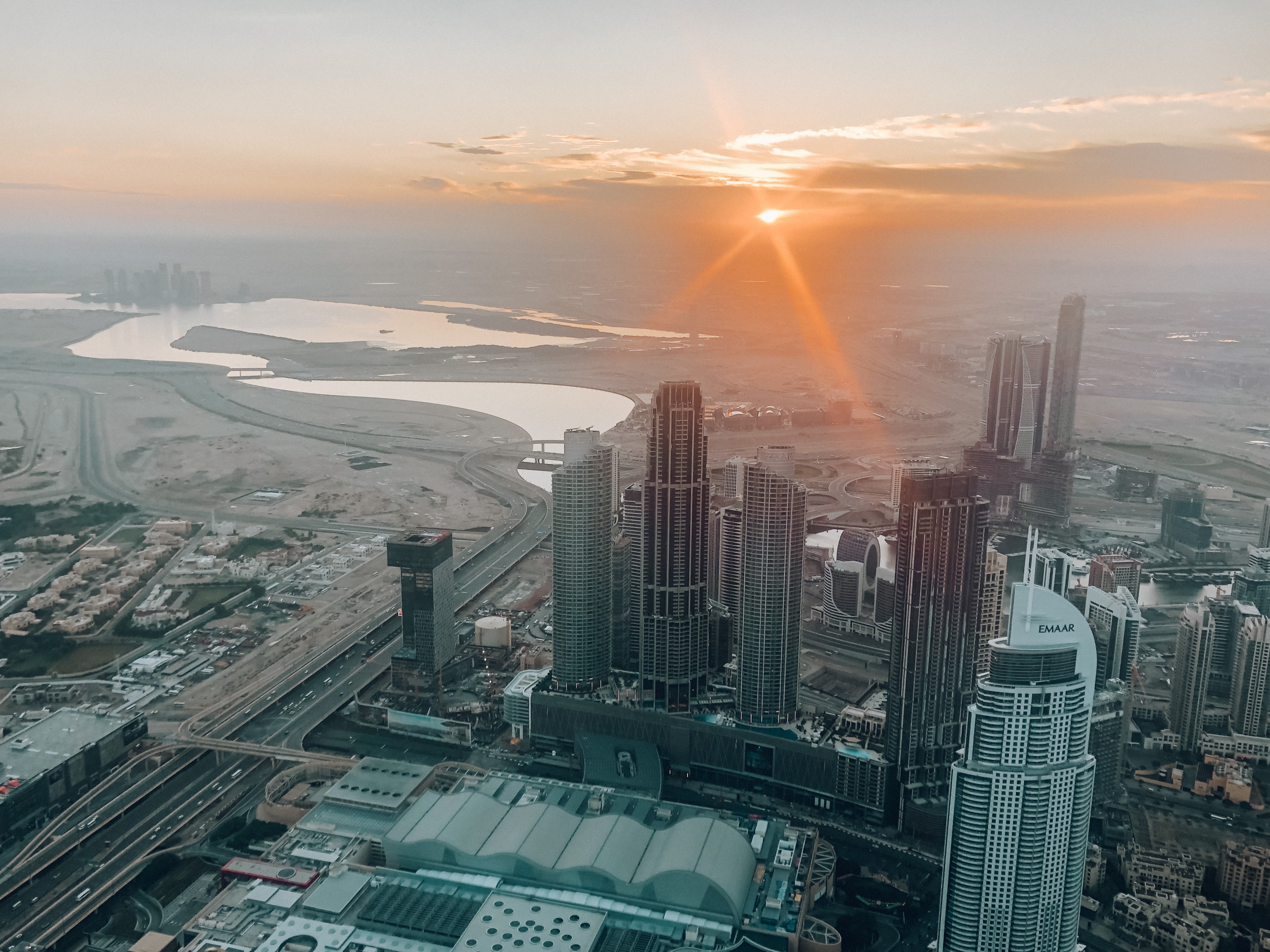 Nascer do sol do alto do Burj Khalifa (Foto: Trip To Follow)