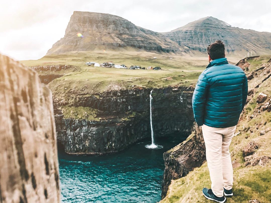 Cachoeira Mulafossur, no vilarejo Gasadalur, em Faroe Islands (Foto: Trip To Follow)