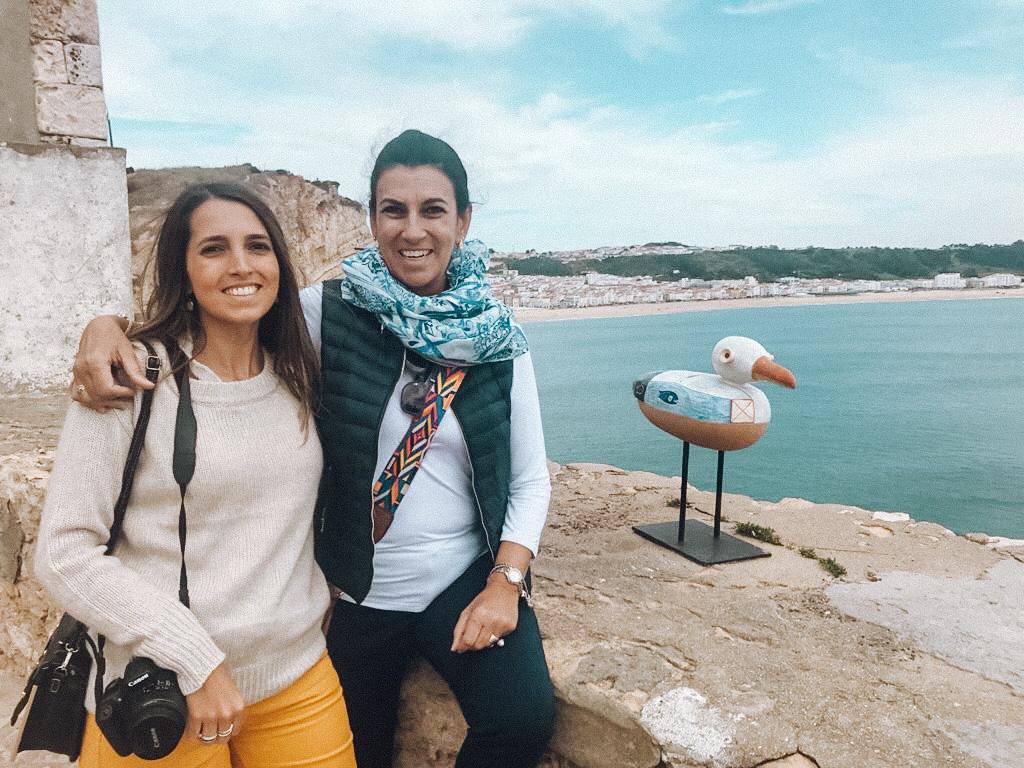 Minha mãe e eu em Nazaré, Portugal (Foto: Trip To Follow)