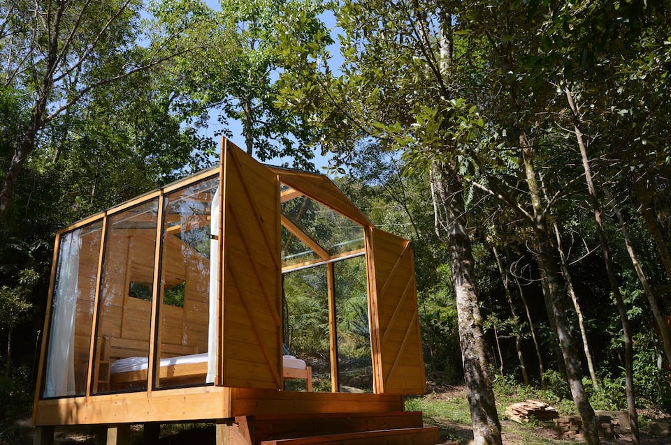 Cabana de vidro na floresta - Alfredo Wagner, Santa Catarina (Foto: Reprodução Airbnb)